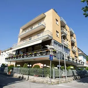 hotel-luca-rimini.emilia-romagnahotels.net/